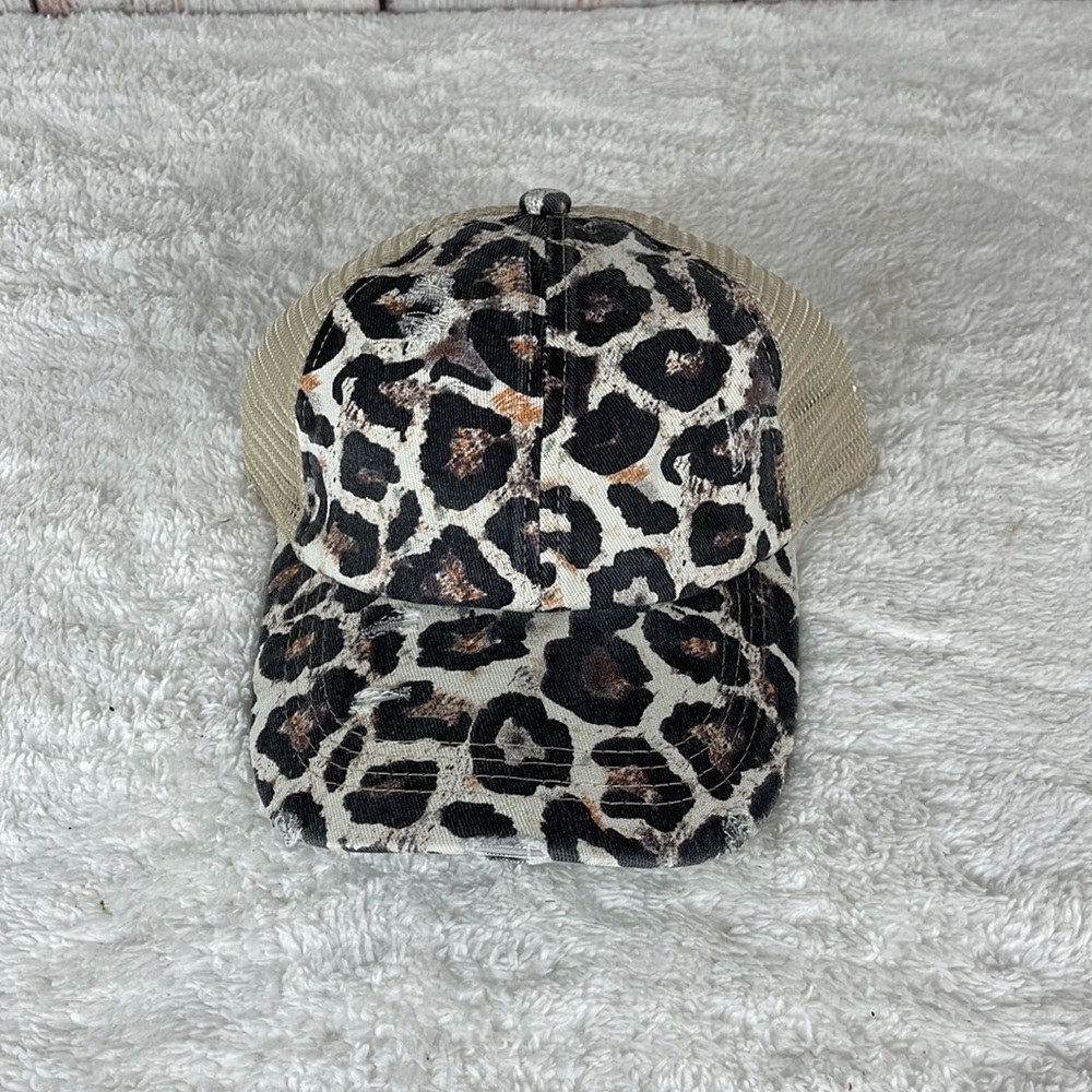 🤎 Brand new leopard print caps🤎